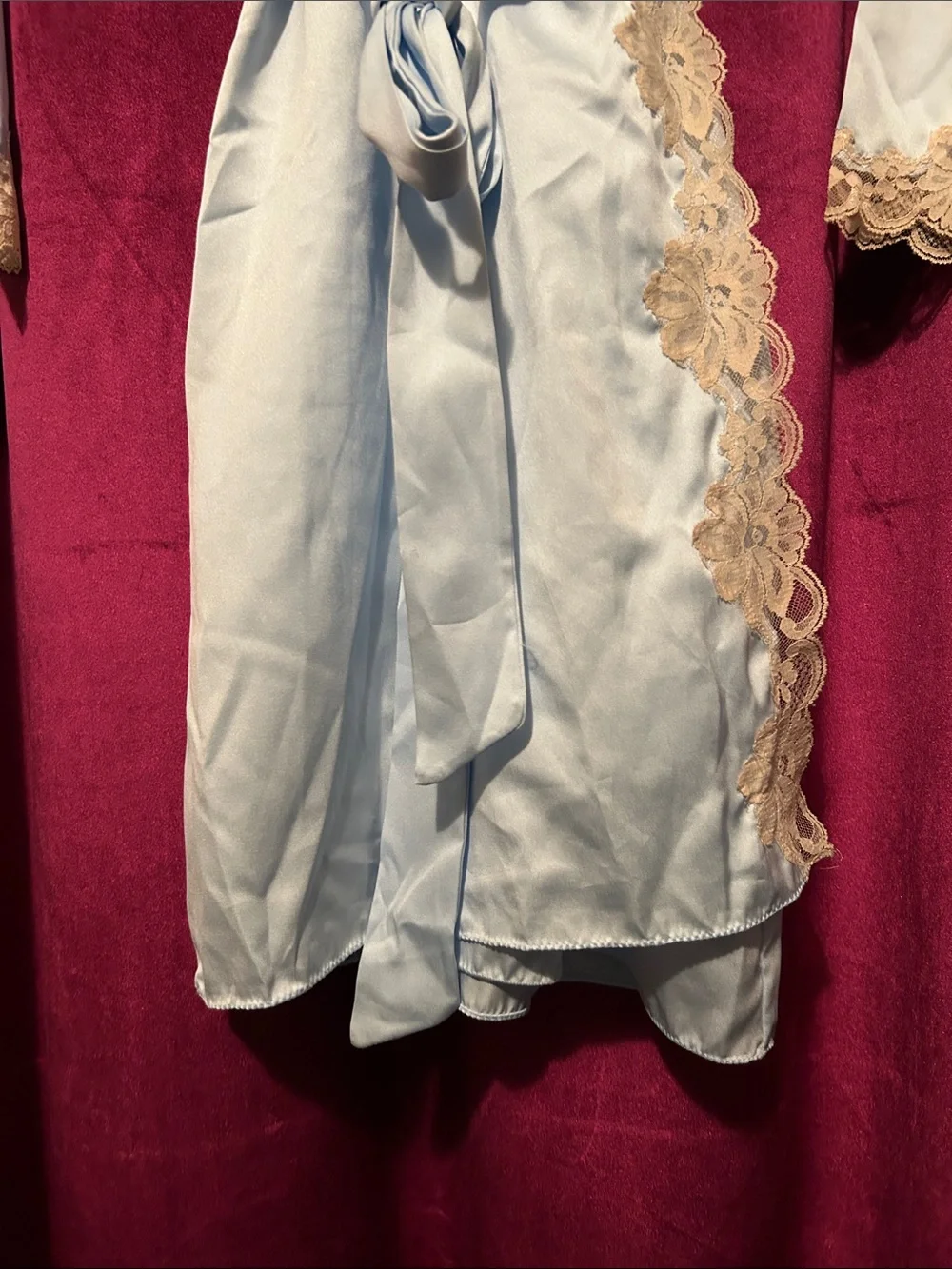 Vintage 1970-1980 Like New Miss Elaine Light Blue Satin Robe w/Cream Lace Trim